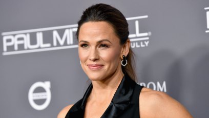 Jennifer Garner posing