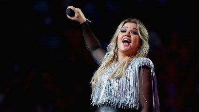kelly Clarkson performing