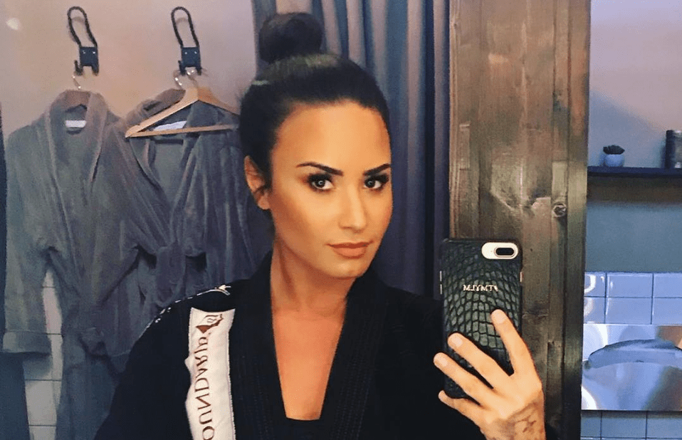 Demi-Lovato-Poses-For-Gym-Selfie