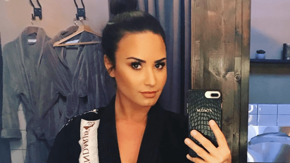 Demi-Lovato-Poses-For-Gym-Selfie