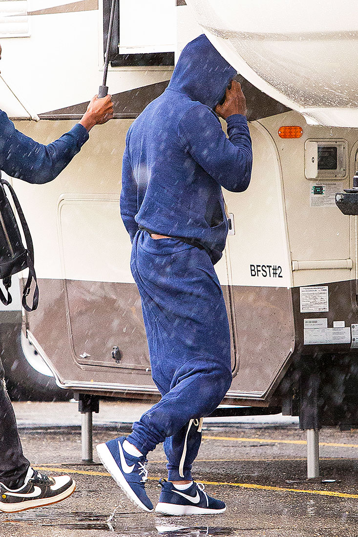 Um, Can Anybody Explain What's Happening With Jamie Foxx's Weird Sweatshirt Pants?