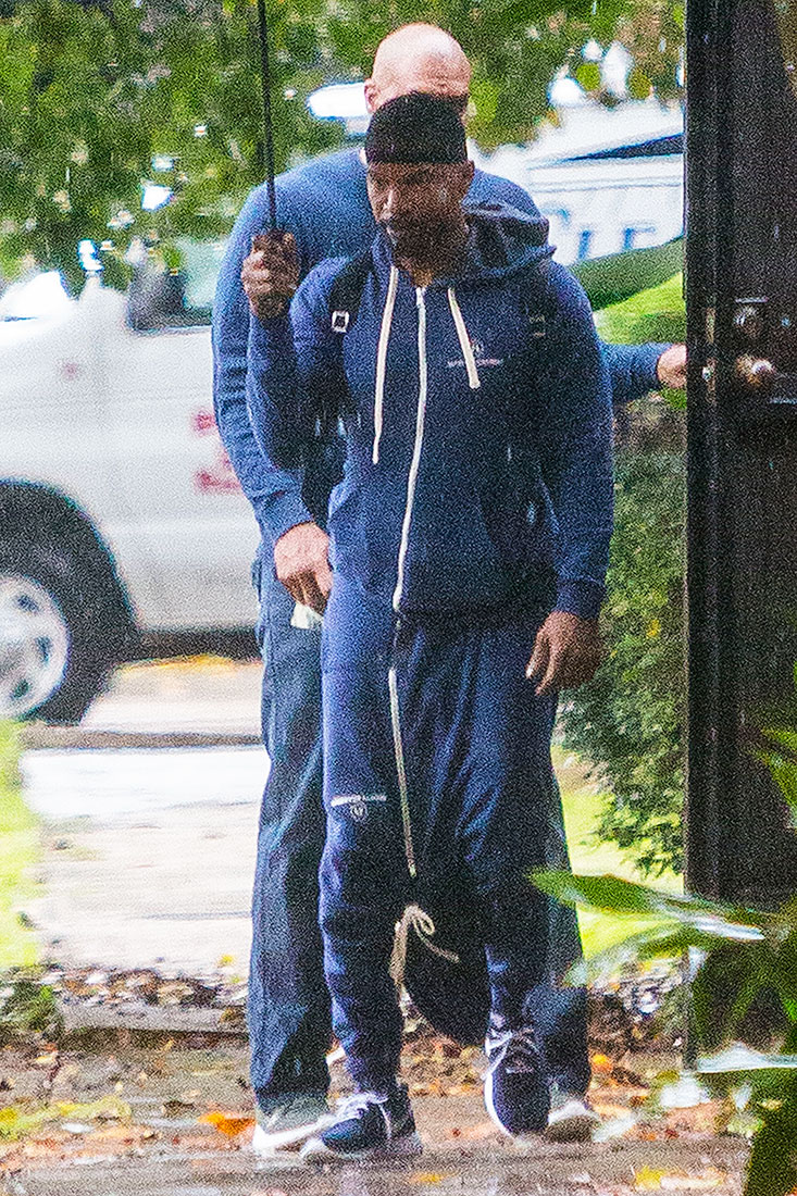 Um, Can Anybody Explain What's Happening With Jamie Foxx's Weird Sweatshirt Pants?