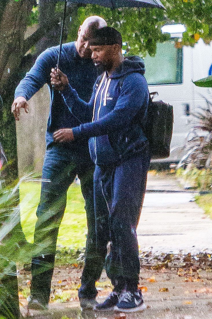 Um, Can Anybody Explain What's Happening With Jamie Foxx's Weird Sweatshirt Pants?