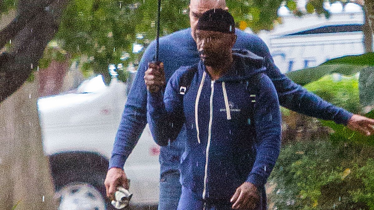 Um, Can Anybody Explain What's Happening With Jamie Foxx's Weird Sweatshirt Pants?