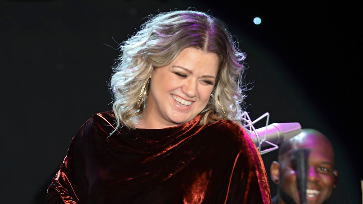 Kelly Clarkson tweet about gaining holiday weight