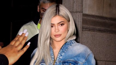 Kylie Jenner photo in grey sports bra of flat stomach