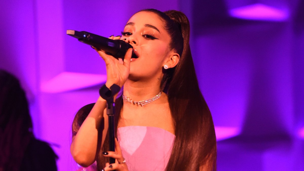 Ariana Grande performed Imagine on Jimmy Fallon
