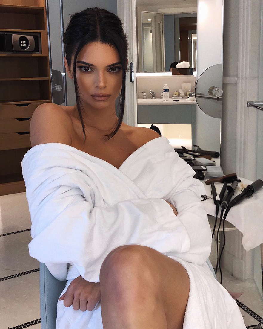 Kendall-Jenner-terrycloth-bathrobe