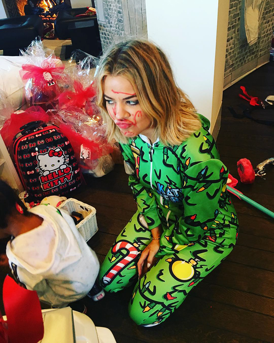 Khloe-Kardashian-onesie
