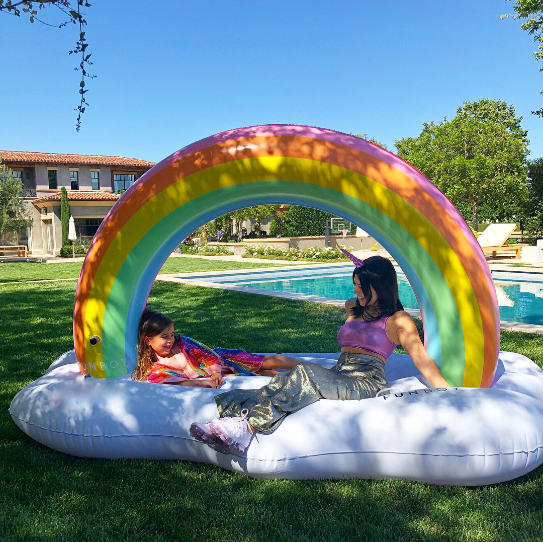 Kourtney-Kardashian-pool-floatie