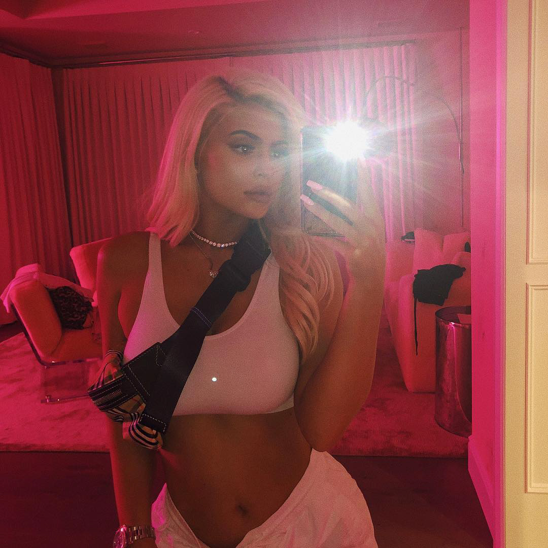 Kylie-Jenner-Plaid-fanny-pack