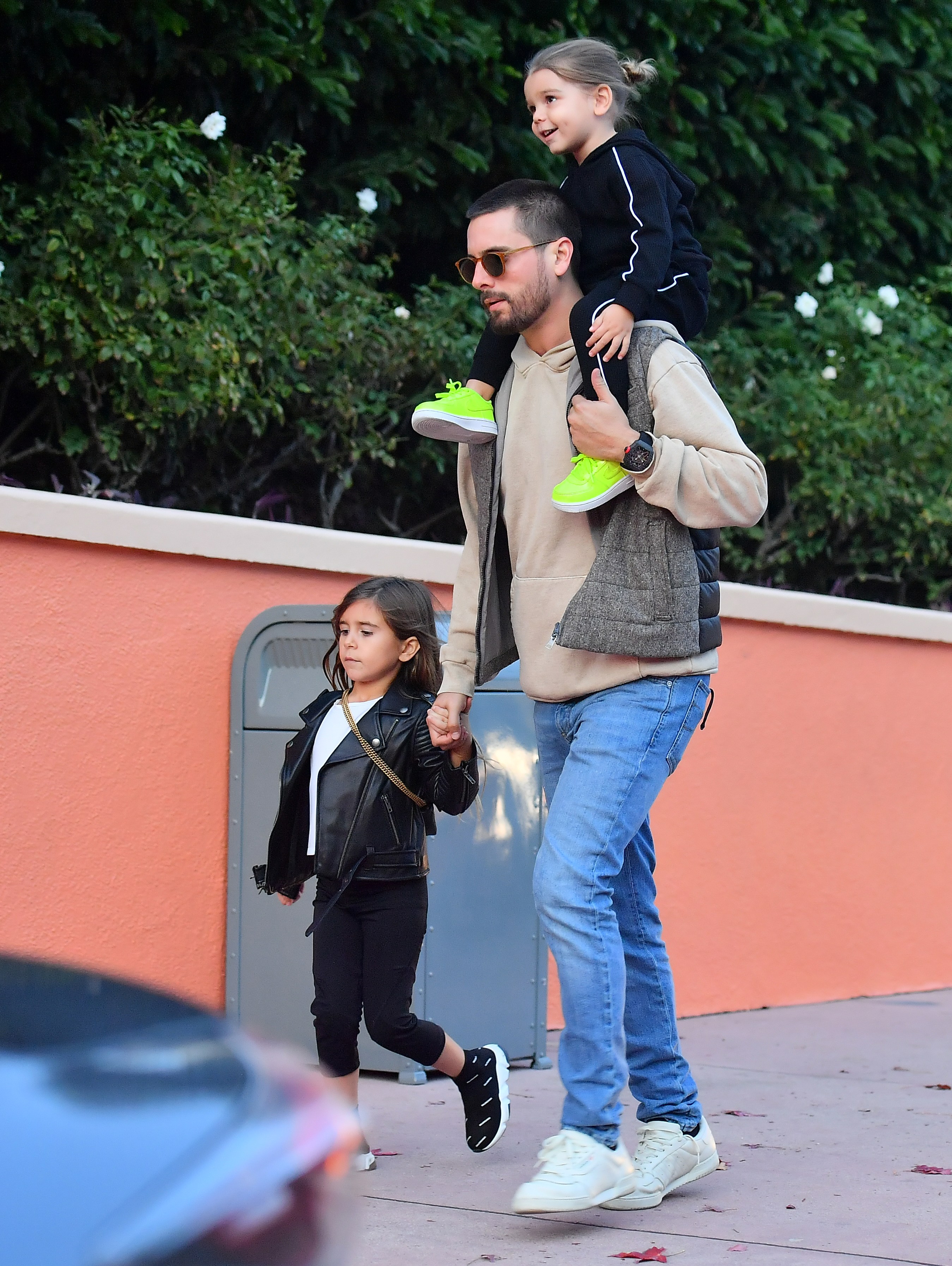 ** PREMIUM EXCLUSIVE RATES APPLY** Kourtney Kardashian and Scott Disick set their differences aside for a fun day at Universal Studios with their kids