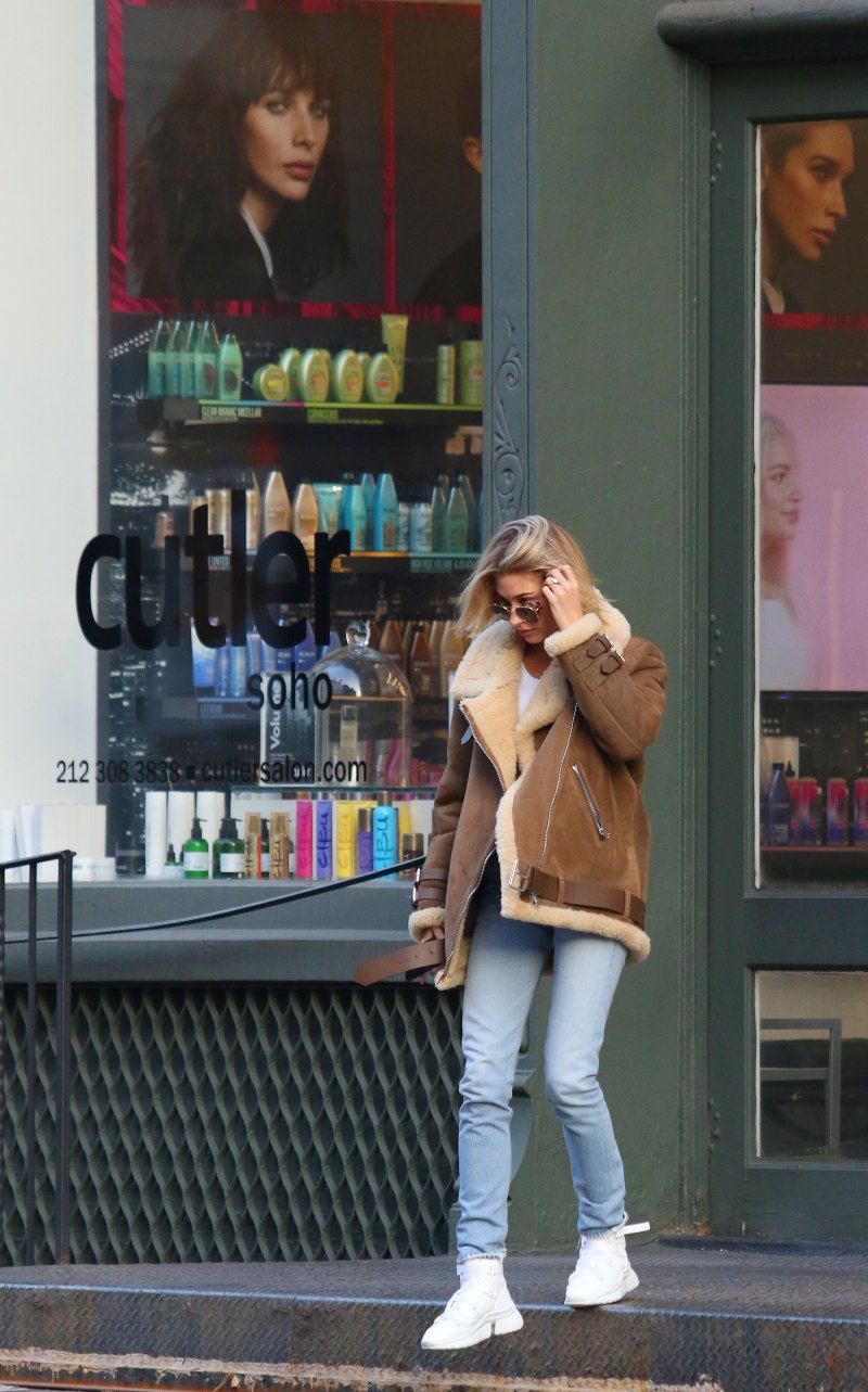 Hailey Baldwin, Short Hair, Walking NYC, Jeans, Brown Jacket
