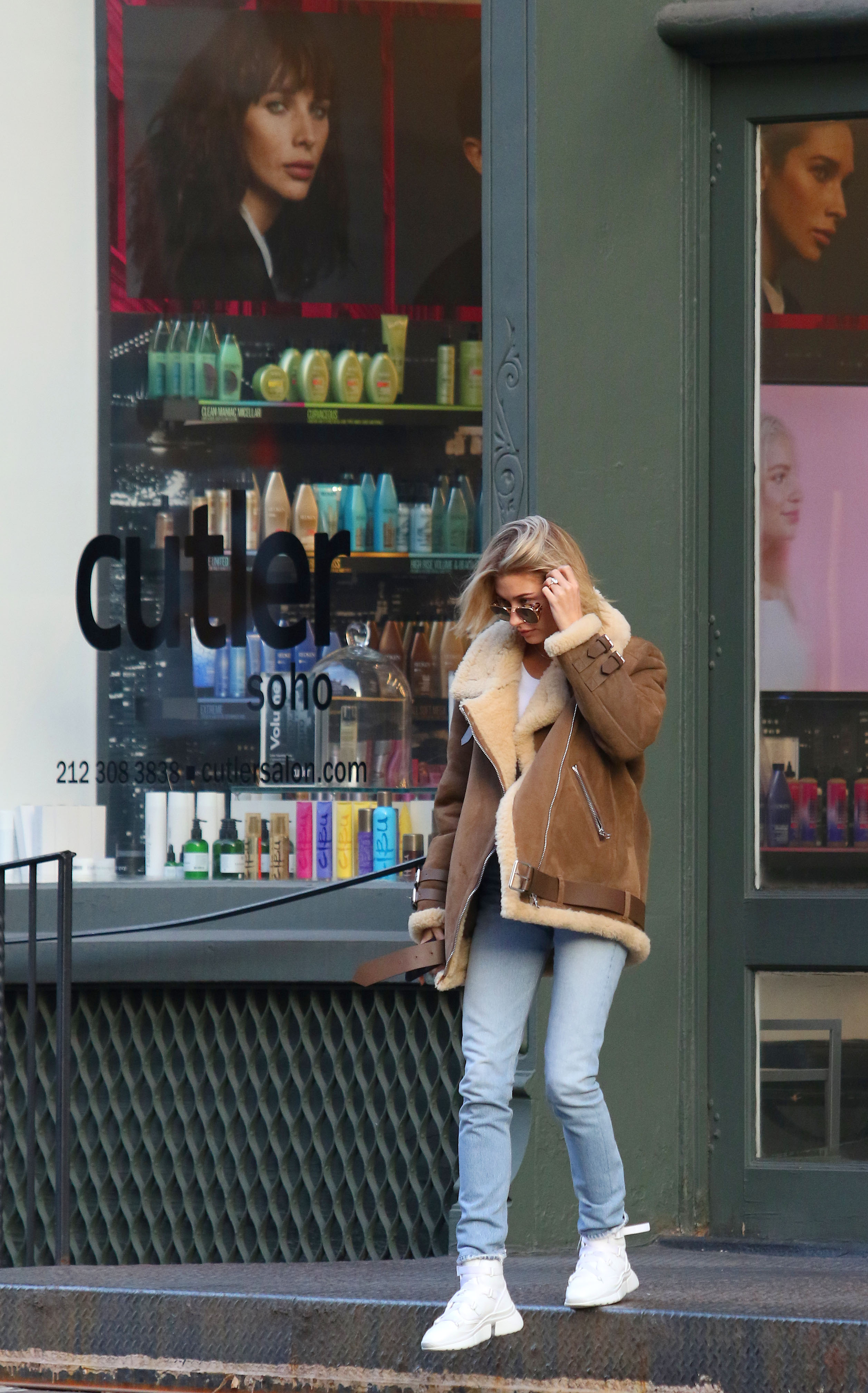 Hailey Baldwin, Short Hair, Walking NYC, Jeans, Brown Jacket