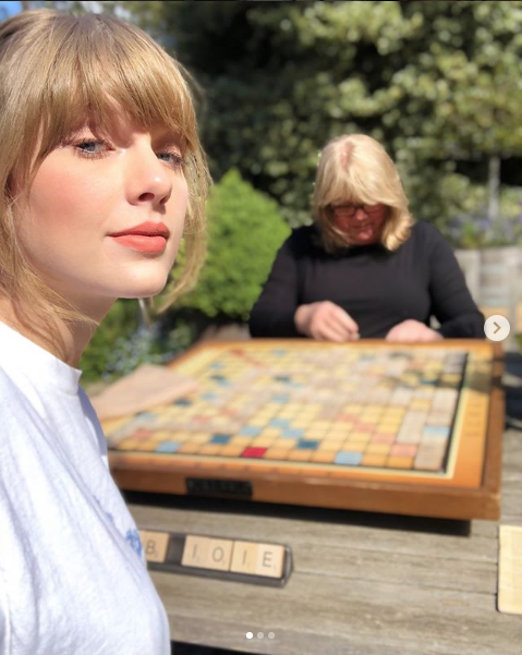 Taylor Swift playing chess with her mom