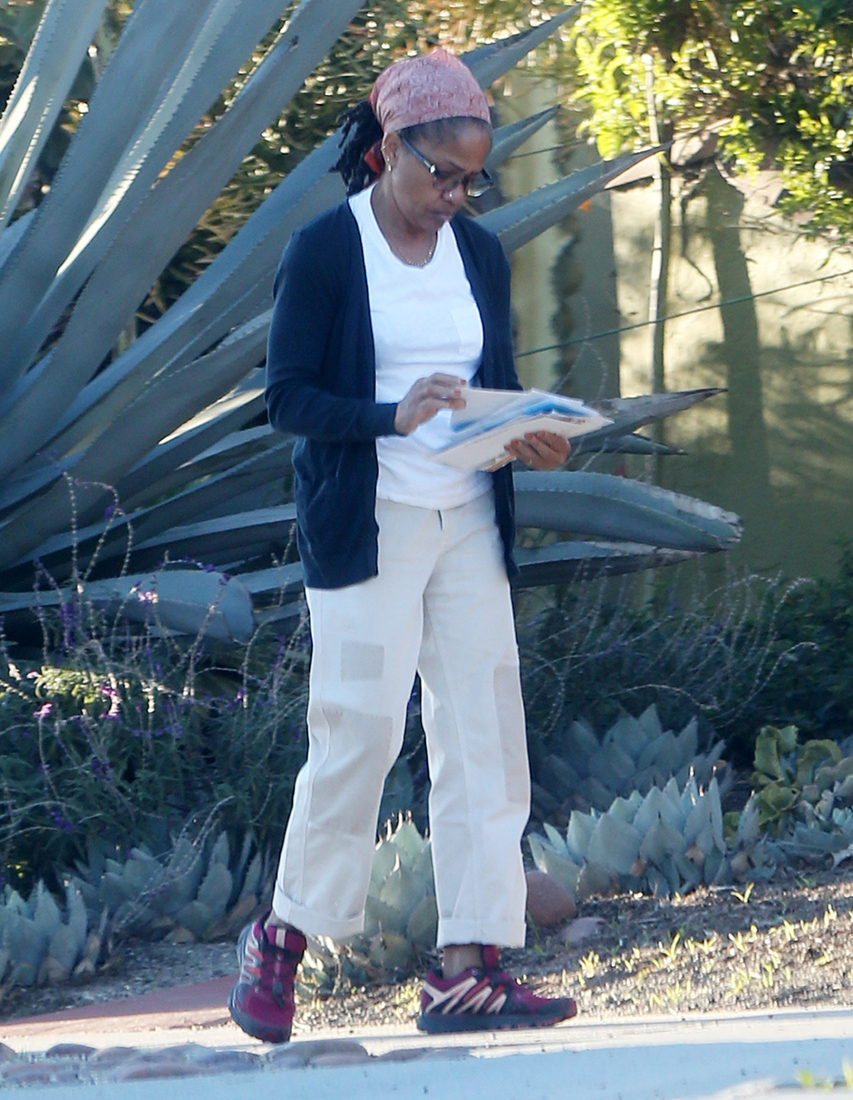 Doria Ragland Checking Mail Declining The Royals Christmas Invite