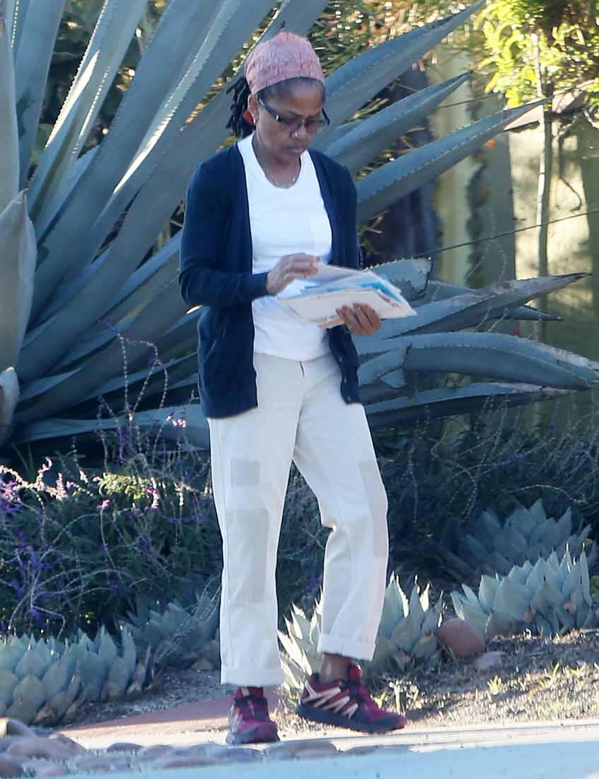 Doria Ragland Checking Mail Declining The Royals Christmas Invite