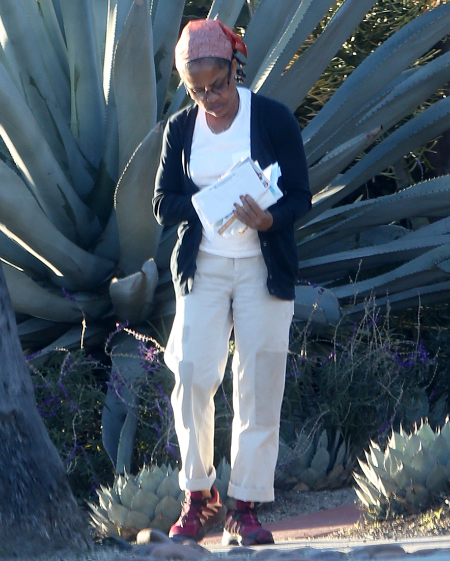 Doria Ragland Checking Mail Declining The Royals Christmas Invite