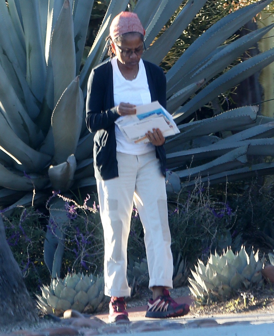 Doria Ragland Checking Mail Declining The Royals Christmas Invite