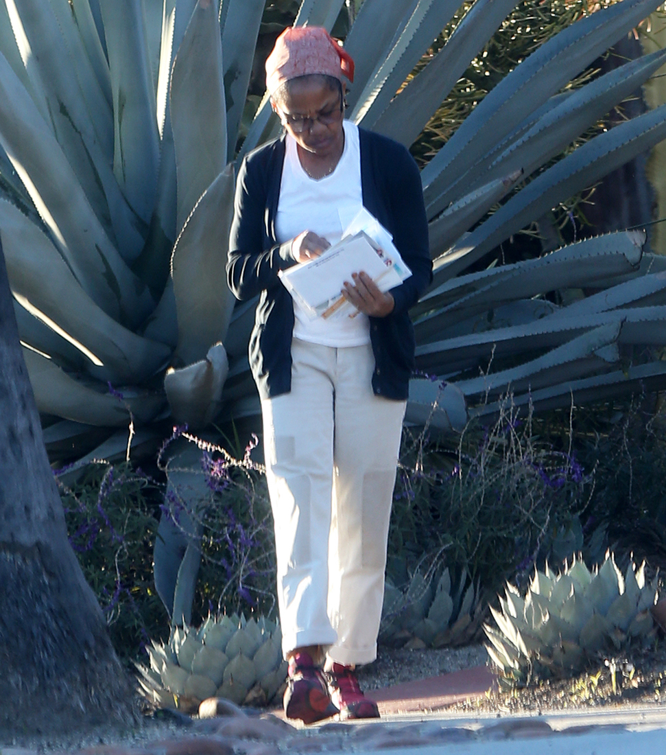 Doria Ragland Checking Mail Declining The Royals Christmas Invite