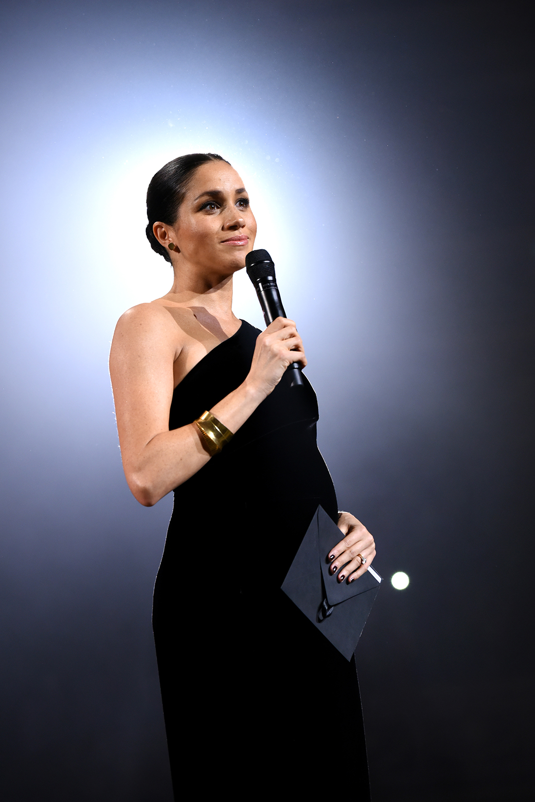 Pregnant Meghan Markle Is Totally Glowing On Stage During The 2018 Fashion Awards
