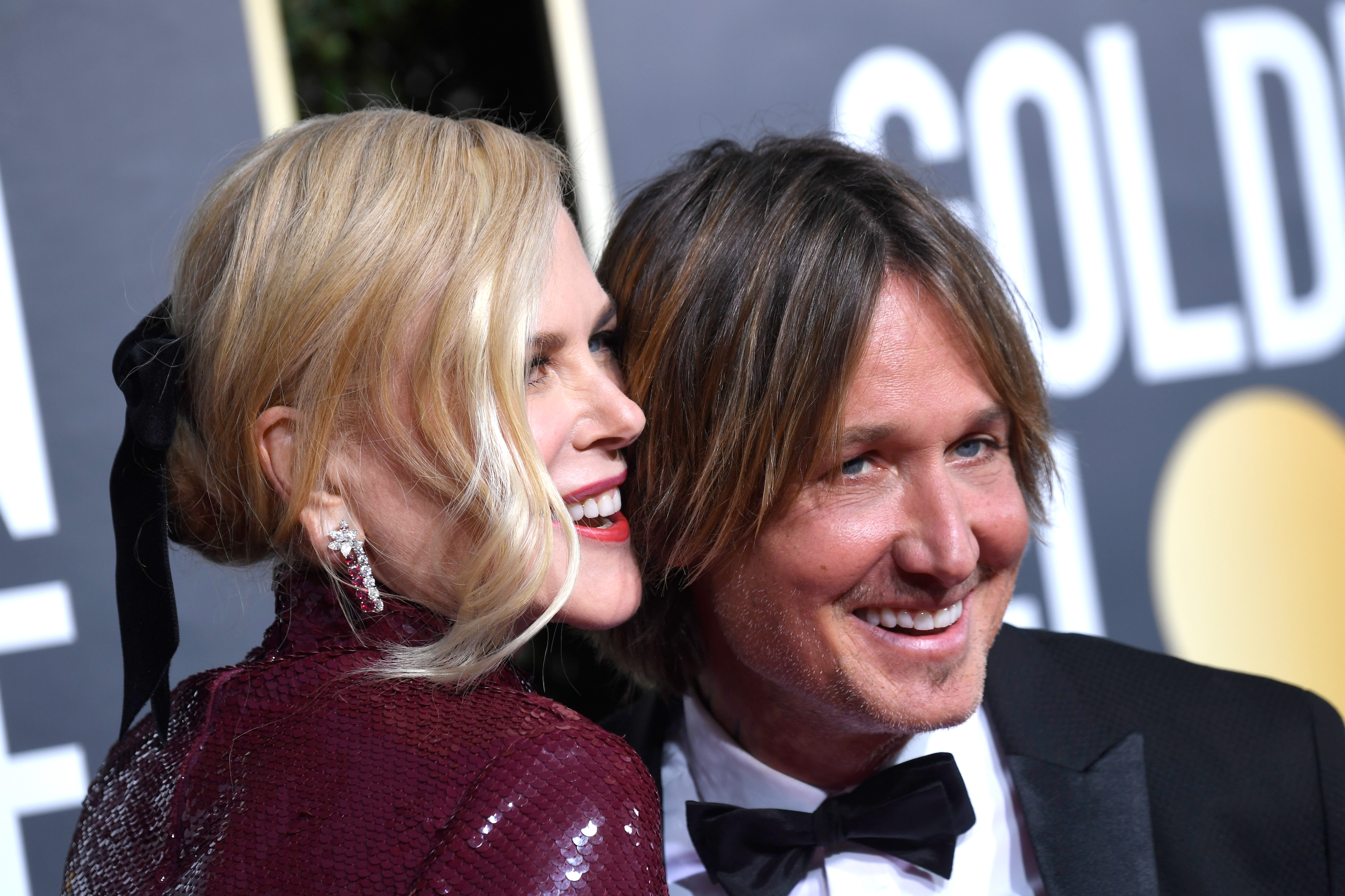 Nicole Kidman black bow in her hair golden globes
