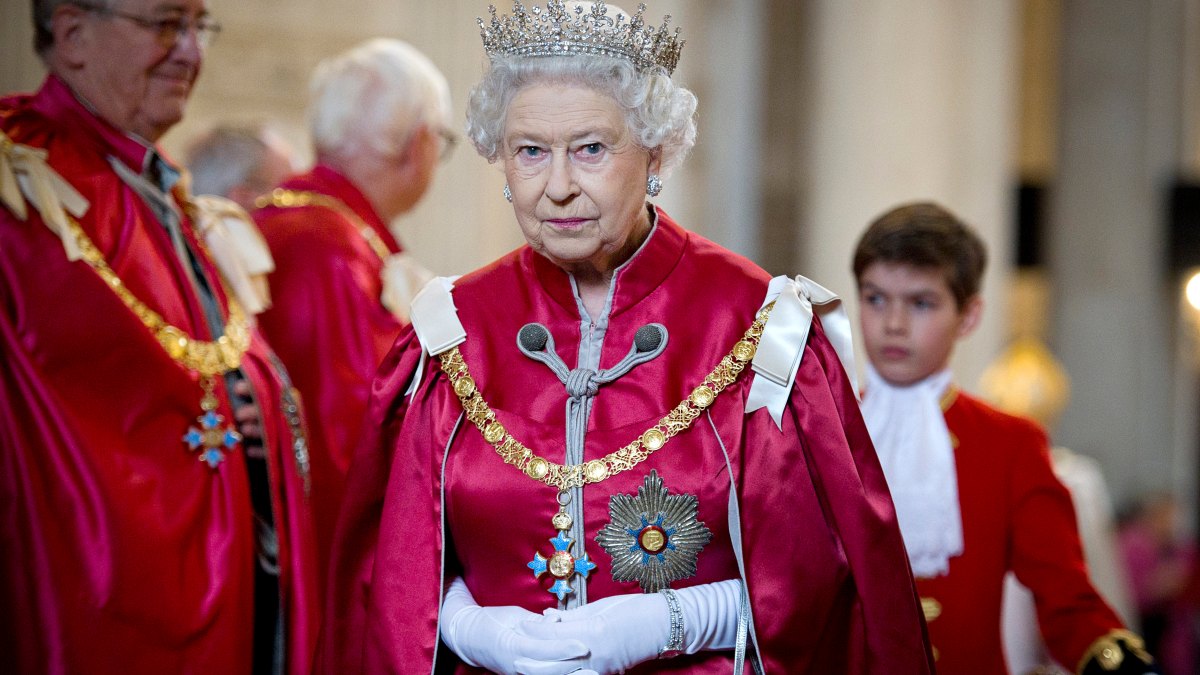 Queen Elizabeth, Traditional Attire, Crown