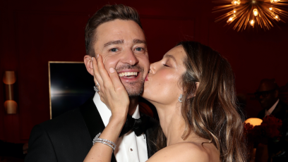 Jessica Biel kissing Justin TImberlake on the cheek