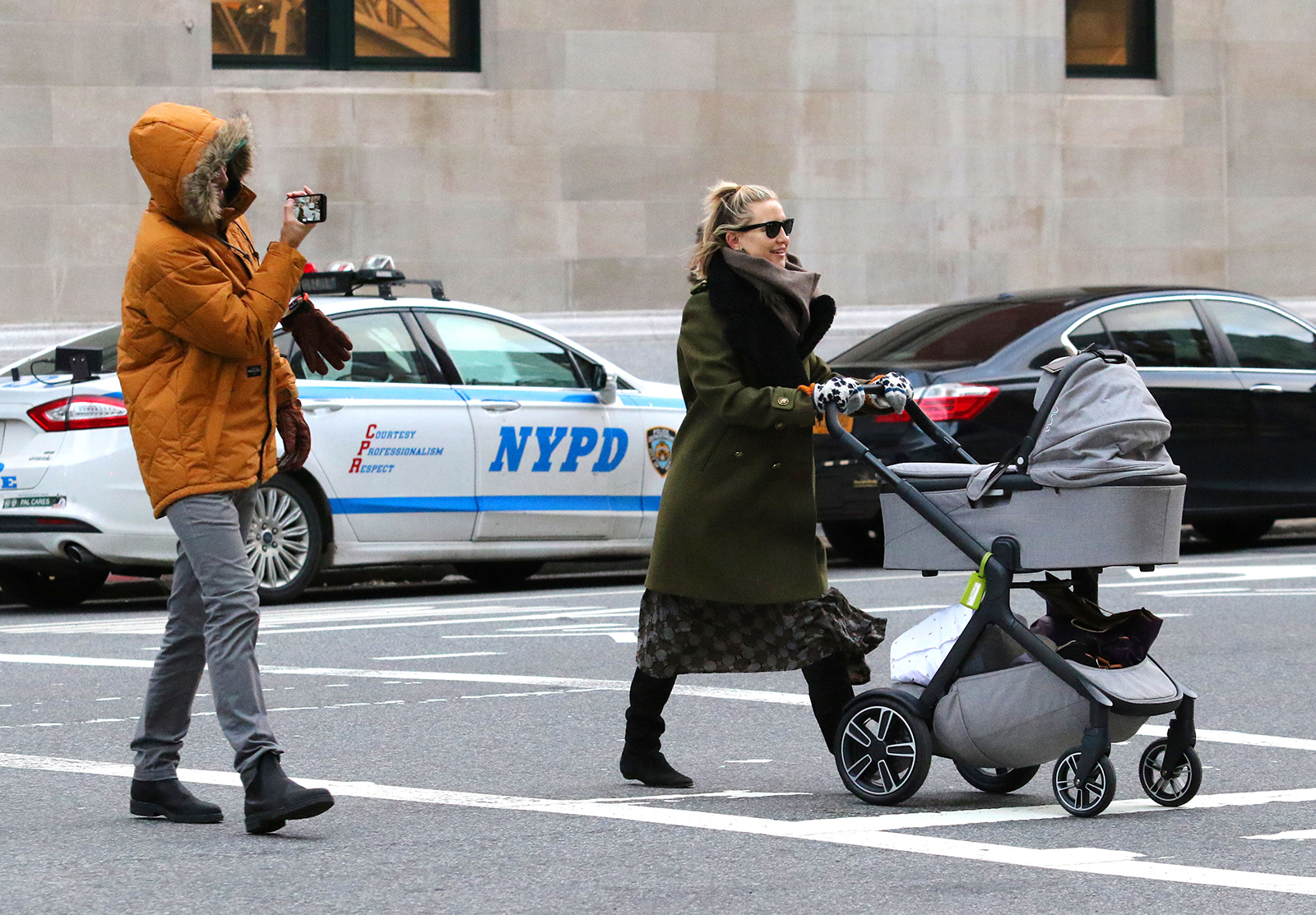 Kate Hudson Danny Fujikawa go on a Stroll in NYC