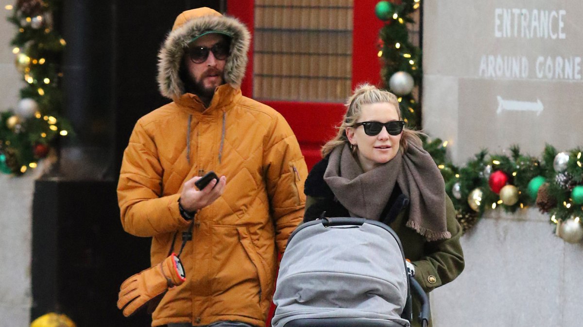 Kate Hudson Danny Fujikawa go on a Stroll in NYC
