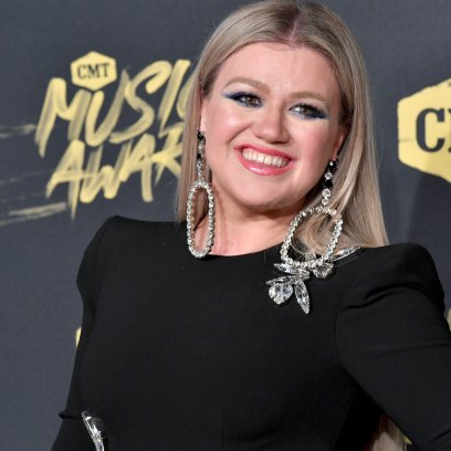 Kelly Clarkson On CMT Red Carpet