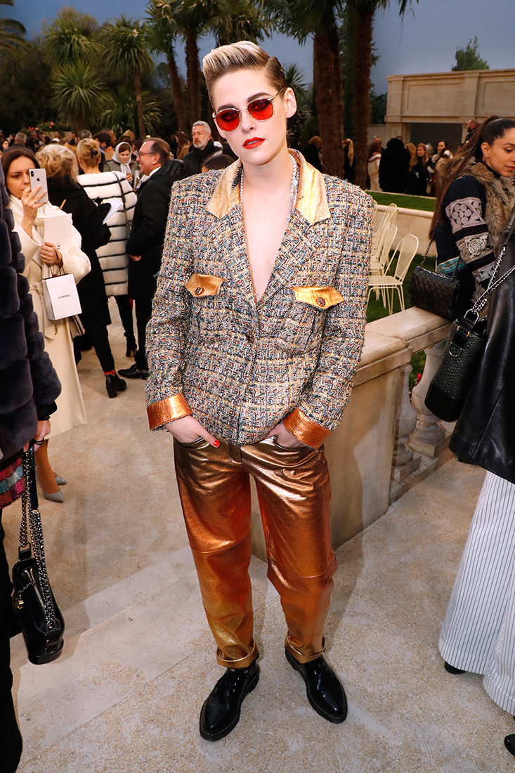 Kristen Stewart Looks Effortlessly Chic Rockin’ A Short ‘Do And Bright Makeup