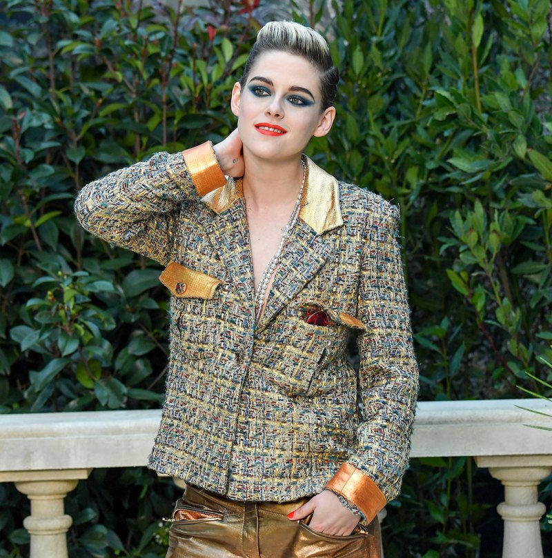 Kristen Stewart Looks Effortlessly Chic Rockin’ A Short ‘Do And Bright Makeup