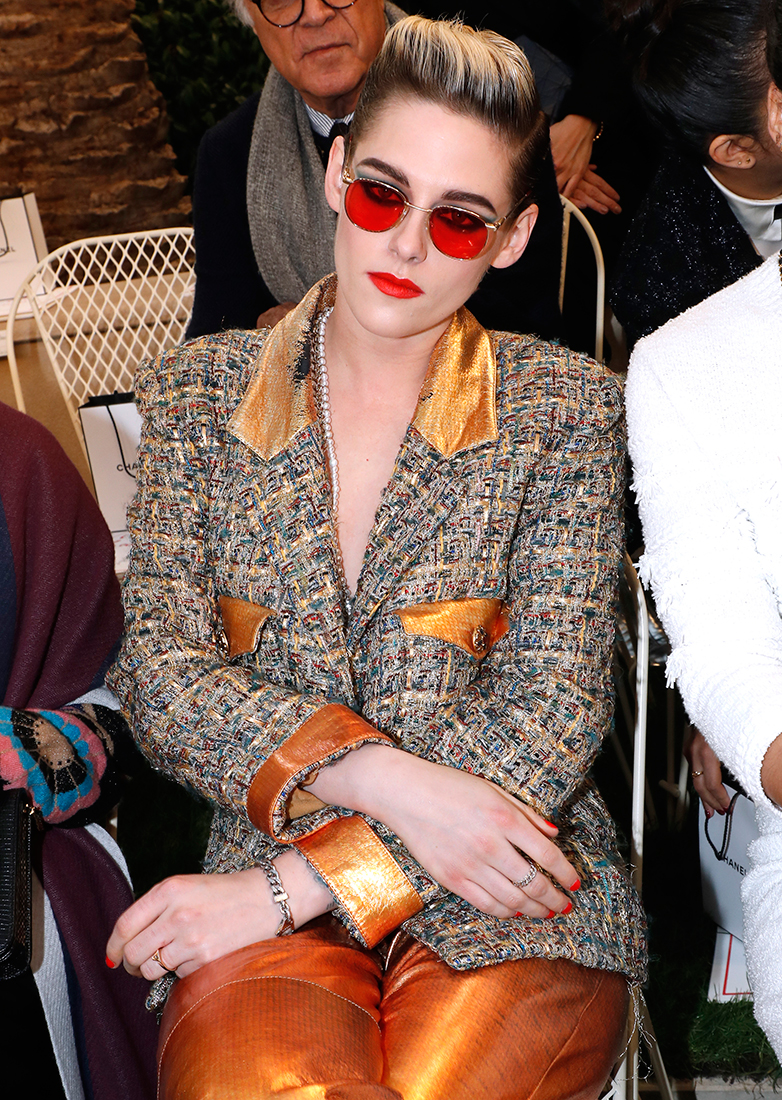 Kristen Stewart Looks Effortlessly Chic Rockin’ A Short ‘Do And Bright Makeup