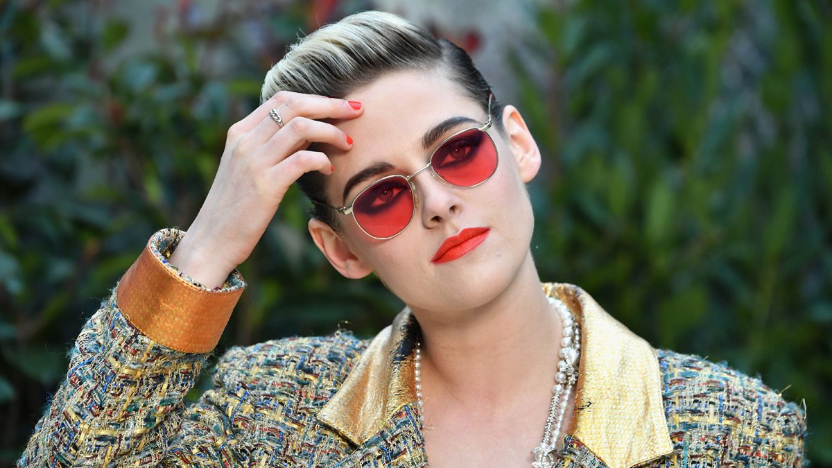 Kristen Stewart Looks Effortlessly Chic Rockin’ A Short ‘Do And Bright Makeup