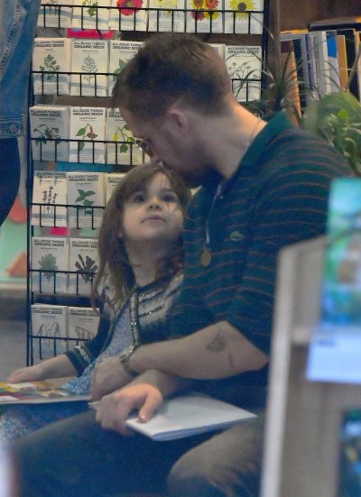 Ryan Gosling book shopping with daughter Esmeralda
