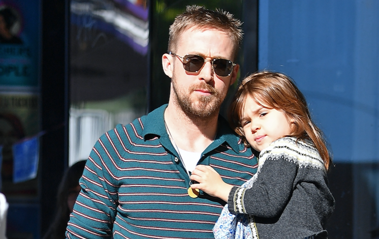 Ryan Gosling walking with his daughter