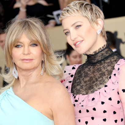 Goldie Hawn and daughter, Kate Hudson, posing together