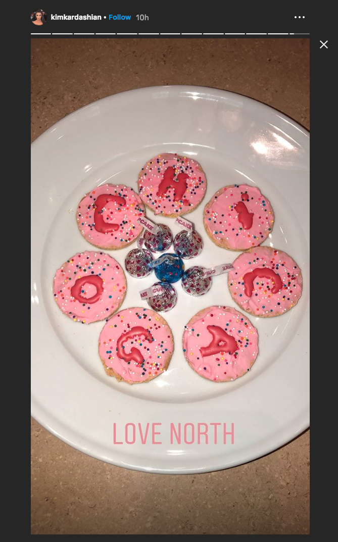 7 sugar cookies placed in a circle to spell out the name Chicago