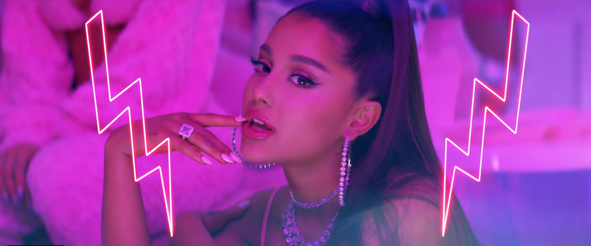 Ariana Grande - 7 rings (Lyrics) - (You like my hair? Gee, thanks, just  bought it) - YouTube