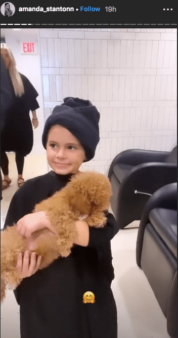 Bachelor Amanda Stanton daughter Kinsley getting highlights holding puppy
