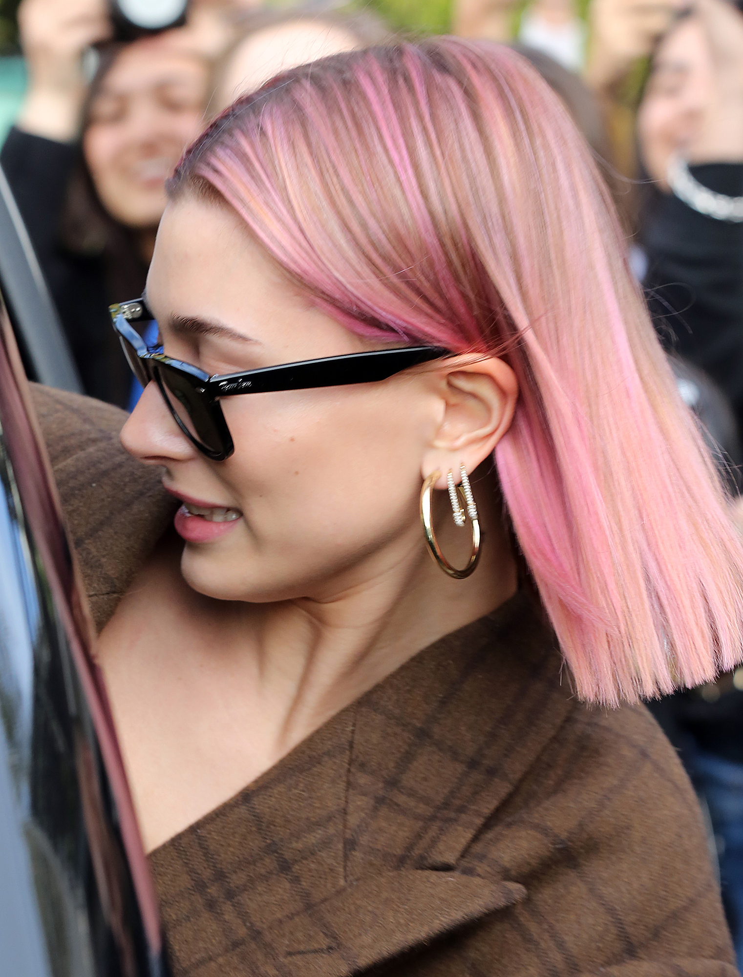 hailey-baldwin-pink-hair-1