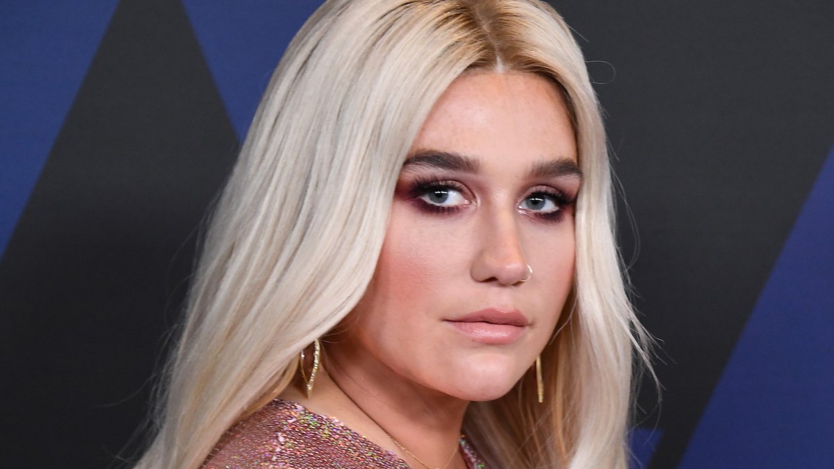 kesha-freckles-selfie