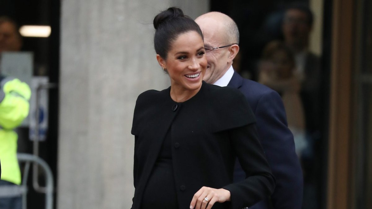 meghan-markle-all-black-baby-bump