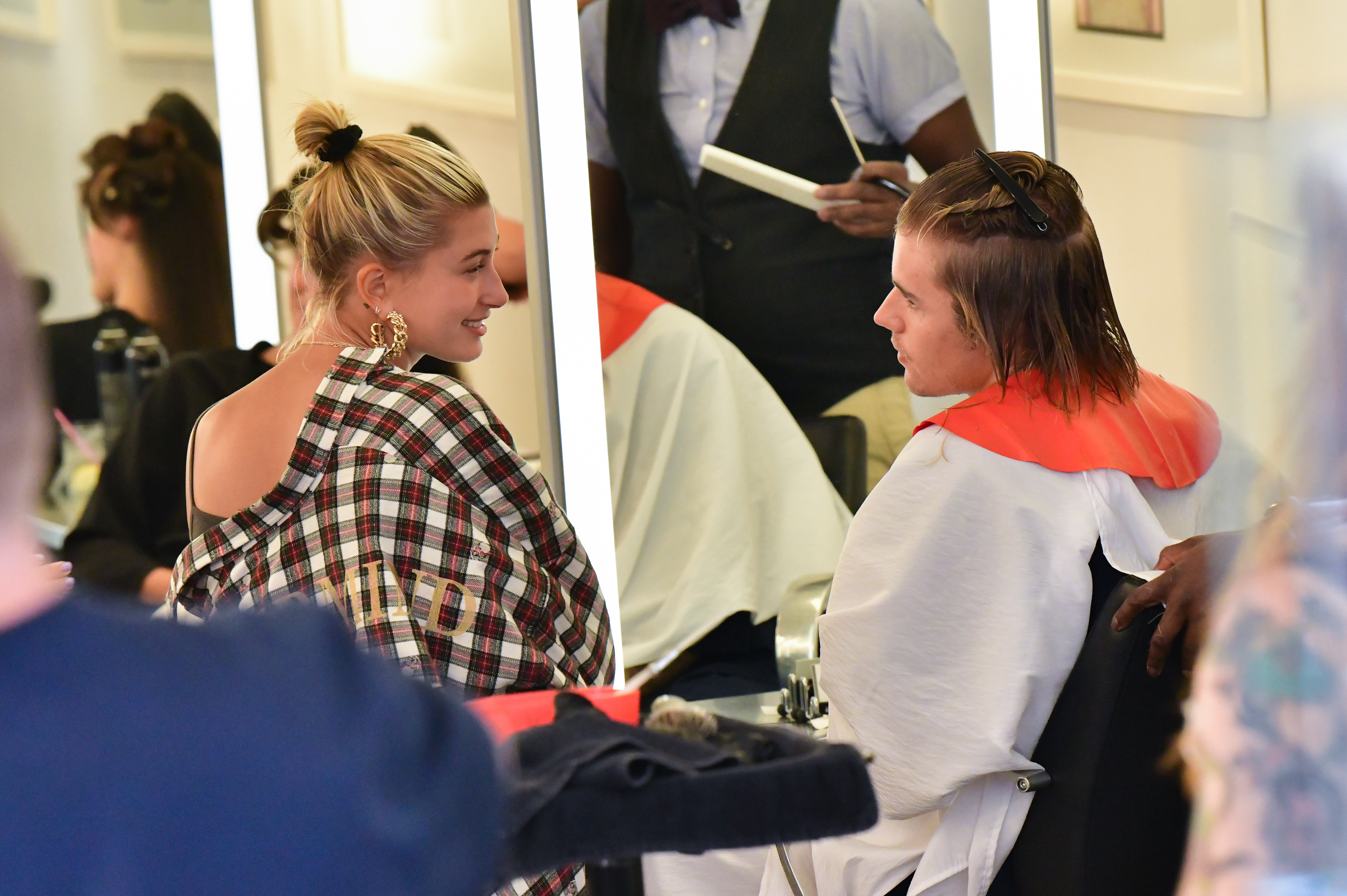 Justin Bieber Hailey Baldwin getting a haircut