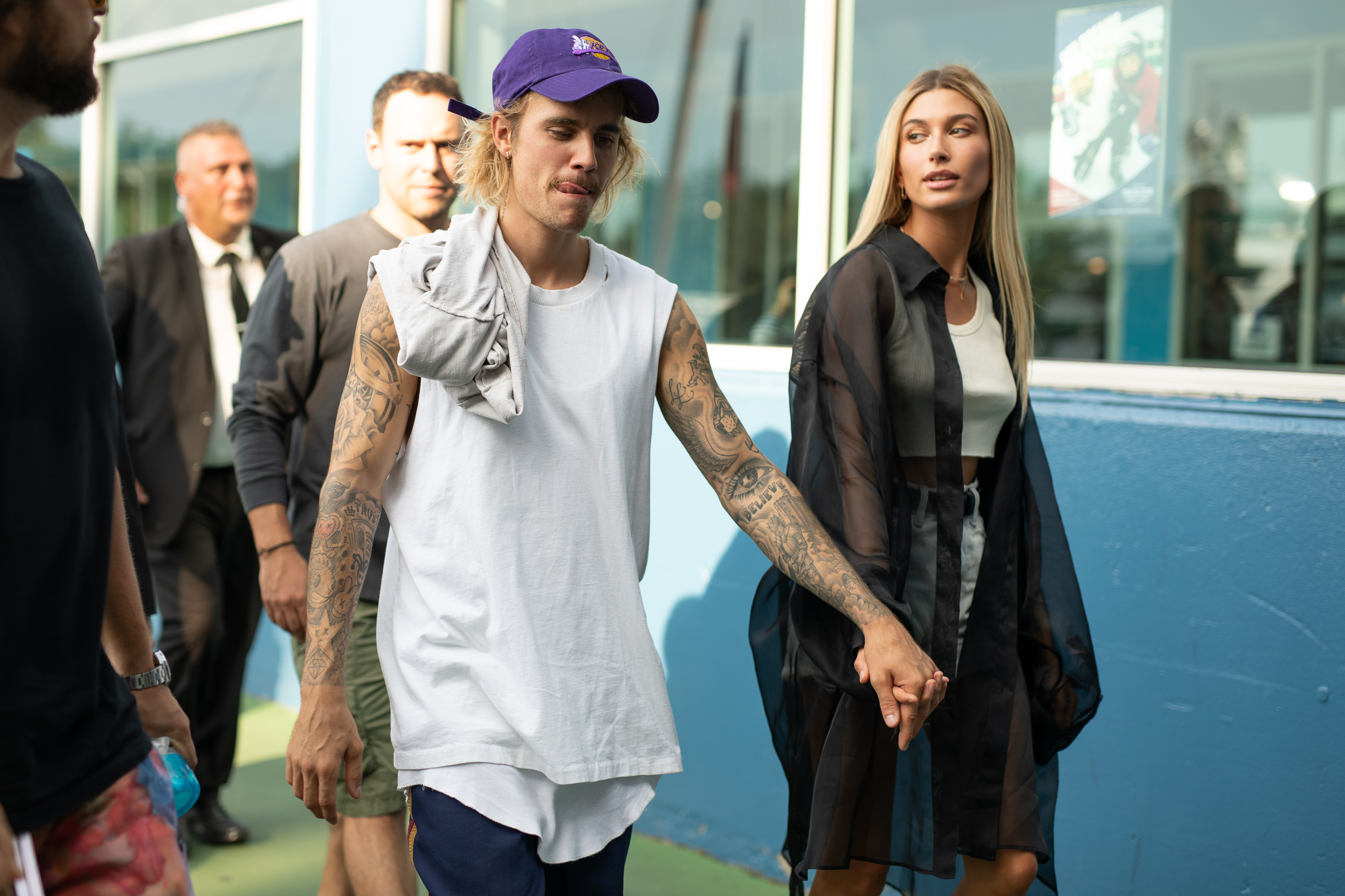 Justin Bieber Hailey Baldwin holding hands