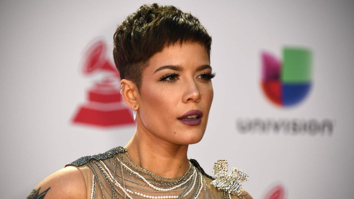 Halsey trolls fans who think she's pregnant on twitter