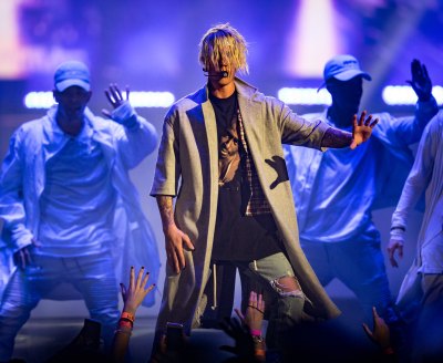 Justin Bieber on stage with dreadlocks during his 2016 world tour