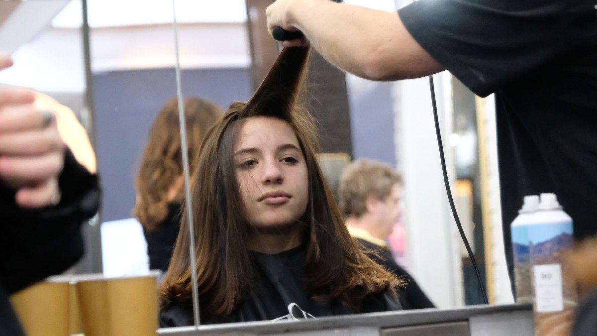 Mackenzie Ziegler shows off her new haircut and color
