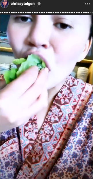 Chrissy Teigen eating lettuce wraps before the oscars